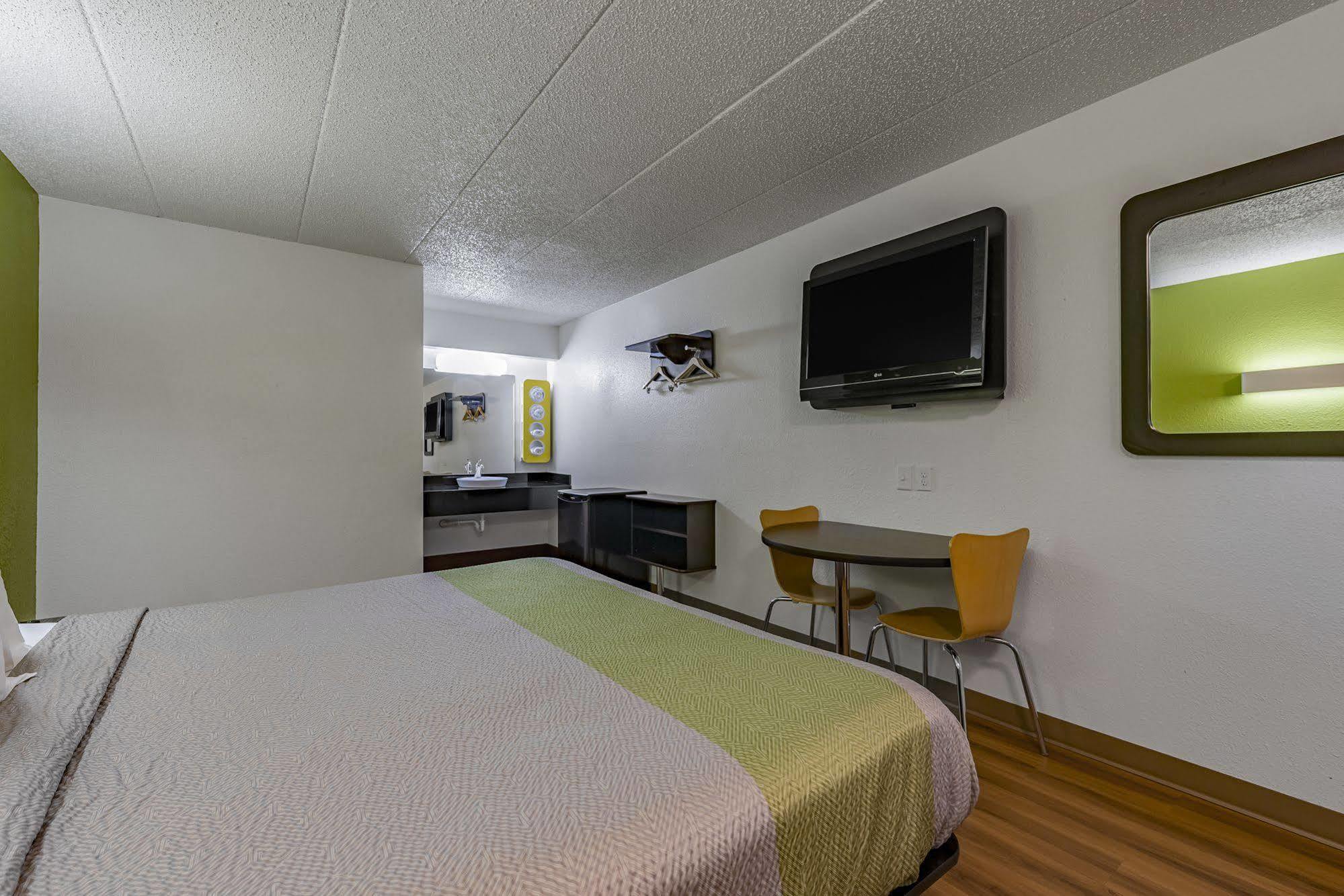 Days Inn By Wyndham Cincinnati I-71 Silverton Exterior foto